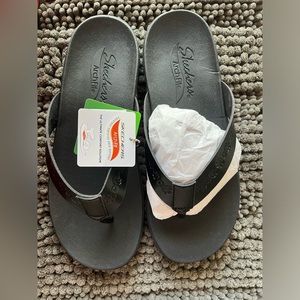 NWT Skechers ArchFit flip flops